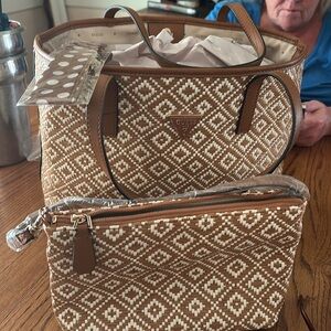 NWT Vikky Straw Tote Set this is amazing. It’so beautiful,  guess set